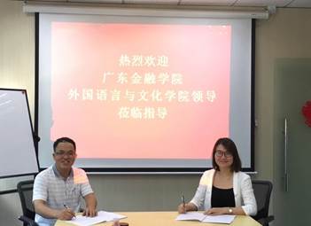 说明: D:\03044永利集团\实践教学及实习基地建设\2019广金3044永利集团举行实习基地签约授牌仪式\黄经理签约.jpg